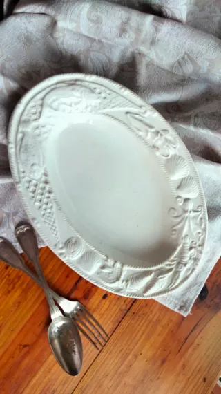 Piatto ovale decorato con conchiglie e polpi Italy