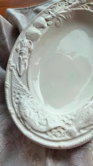 Piatto ovale decorato con conchiglie e polpi Italy