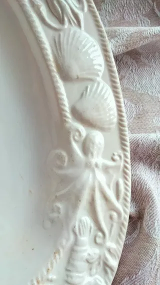 Piatto ovale decorato con conchiglie e polpi Italy