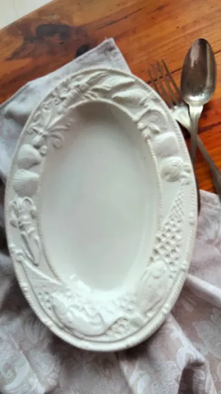 Piatto ovale decorato con conchiglie e polpi Italy