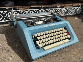 Máquina de escribir Olivetti Studio 46 azul