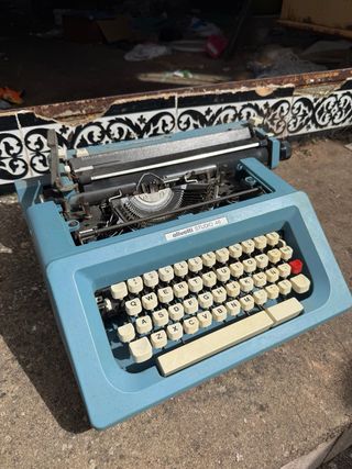 Máquina de escribir Olivetti Studio 46 azul