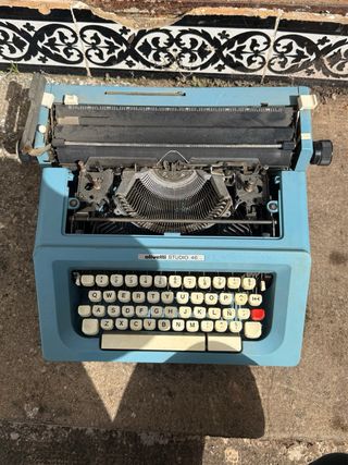 Máquina de escribir Olivetti Studio 46 azul