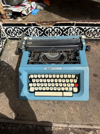 Máquina de escribir Olivetti Studio 46 azul