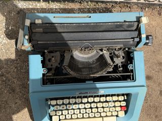 Máquina de escribir Olivetti Studio 46 azul