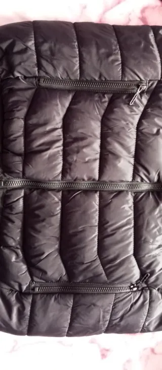 Cazadora térmica negra con capucha