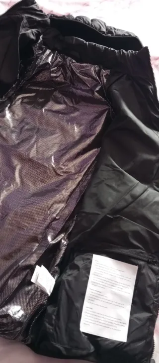 Cazadora térmica negra con capucha