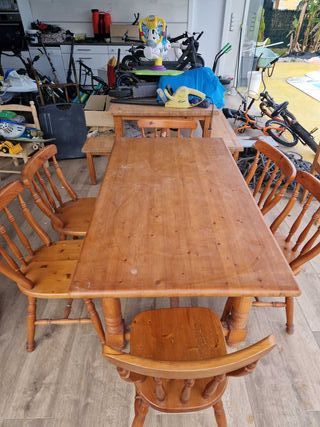Mesa de madera con 6 sillas