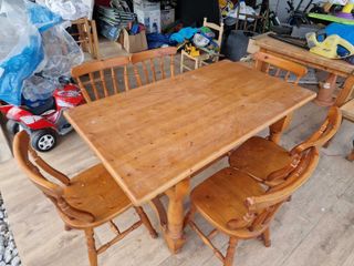 Mesa de madera con 6 sillas