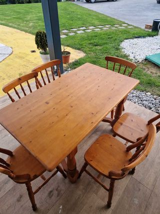 Mesa de madera con 6 sillas