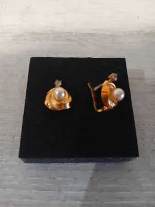 Pendientes chapados en oro.