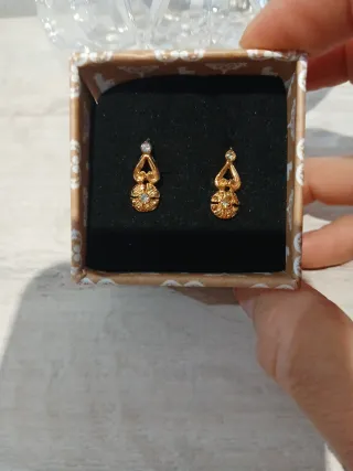 Pendientes chapados en oro.