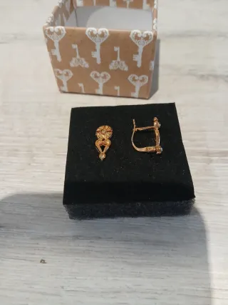 Pendientes chapados en oro.
