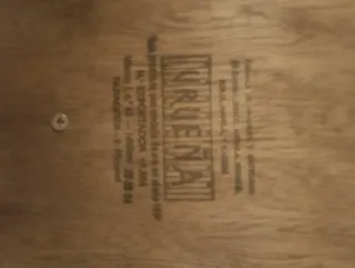 Teléfono antiguo de madera y latón