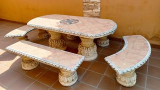 Mesa y bancos de jardín de piedra