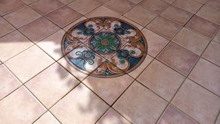 Mesa y bancos de jardín de piedra