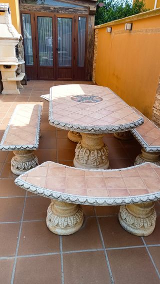 Mesa y bancos de jardín de piedra