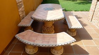 Mesa y bancos de jardín de piedra