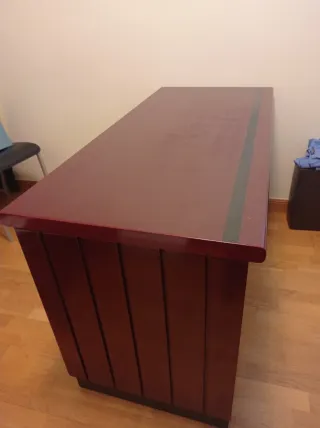 Mesa de despacho clásica burdeos , madera lacada.