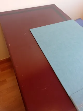 Mesa de despacho clásica burdeos , madera lacada.