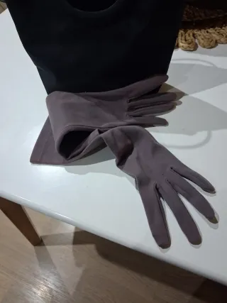 Bolso negro y guantes grises vintage