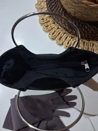 Bolso negro y guantes grises vintage