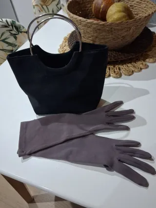 Bolso negro y guantes grises vintage