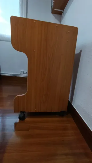 Escritorio madera con ruedas