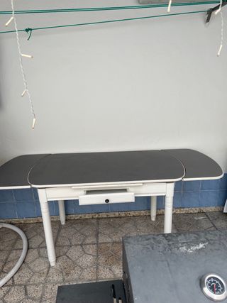 Mesa de cocina blanca con cajón