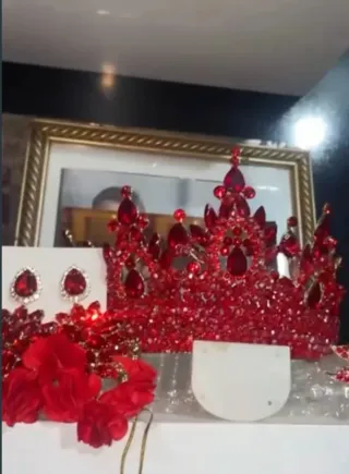 Corona y pendientes de pedrería roja