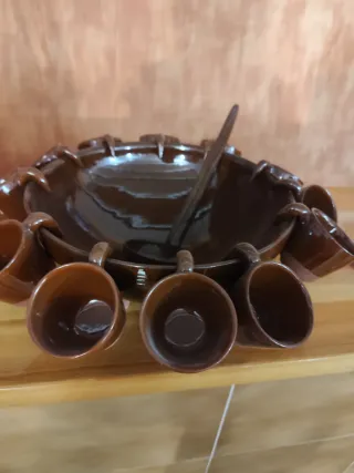 Set di ceramica con caraffa e tazze