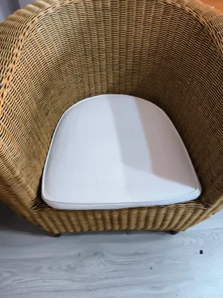 Sillón de mimbre con cojín blanco