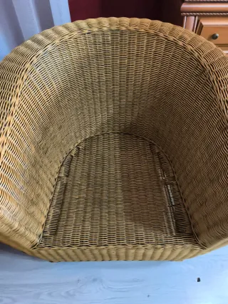 Sillón de mimbre con cojín blanco
