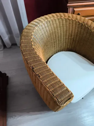 Sillón de mimbre con cojín blanco