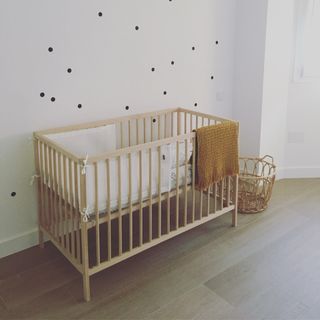 Cuna de madera natural