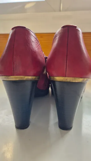Botines rojos elegantes con tacón dorado