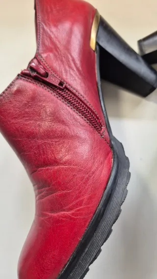 Botines rojos elegantes con tacón dorado