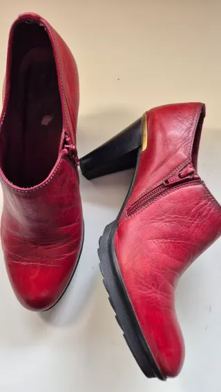 Botines rojos elegantes con tacón dorado