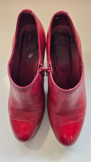 Botines rojos elegantes con tacón dorado