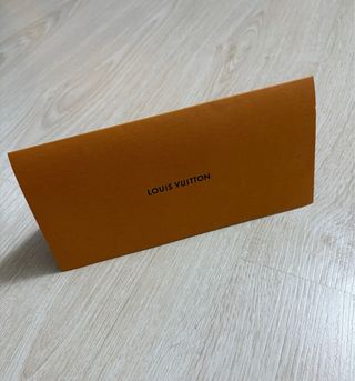 Busta Louis Vuitton con lettera