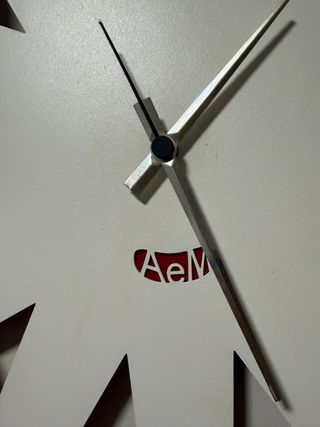 Reloj de pared moderno números rojos