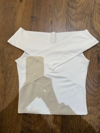 Top blanco hombros descubiertos