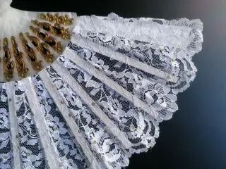 Abanico de encaje blanco y dorado