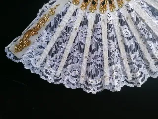Abanico de encaje blanco y dorado