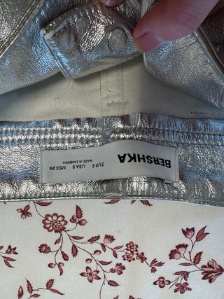 Pantalones plateados efecto piel