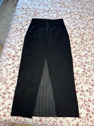 Falda larga negra con rayas finas