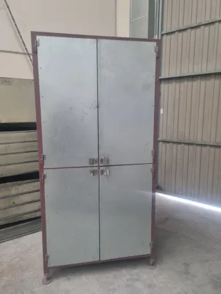 Armario Metálico con Puertas,