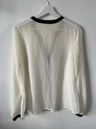 Blusa blanca con ribete negro