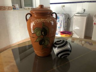 Jarra cerámica aceitunas y bola decorativa
