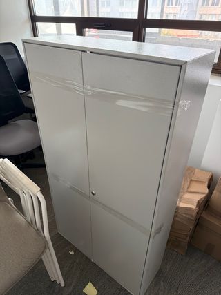 Armario llavero metálico gris y blanco